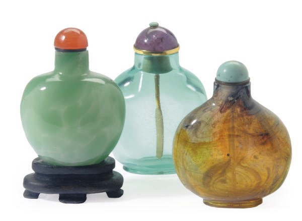 A GROUP OF THREE CHINESE GLASS SNUFF BOTTLES,