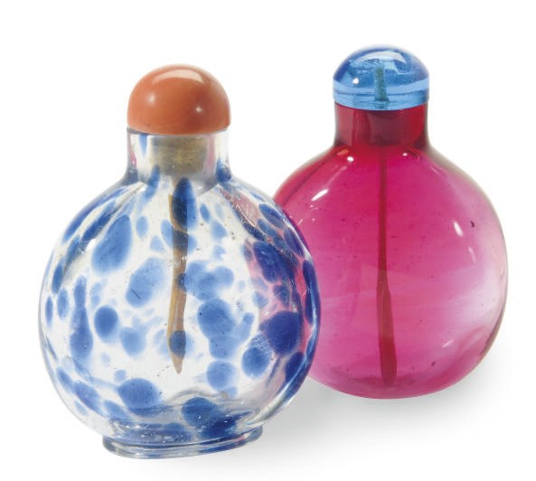 A CHINESE BLUE-SPLASHED CLEAR GLASS SNUFF BOTTLE AND A PINK GLASS SNUFF BOTTLE,**
