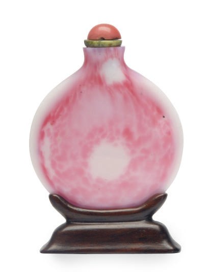 A CHINESE PINK AND WHITE SANDWICHED GLASS SNUFF BOTTLE,**