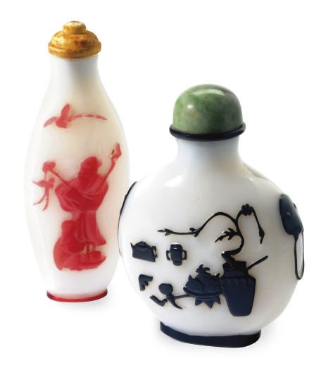 A CHINESE BLACK-OVERLAY WHITE GLASS SNUFF BOTTLE AND A RED-OVERLAY WHITE GLASS SNUFF BOTTLE,
