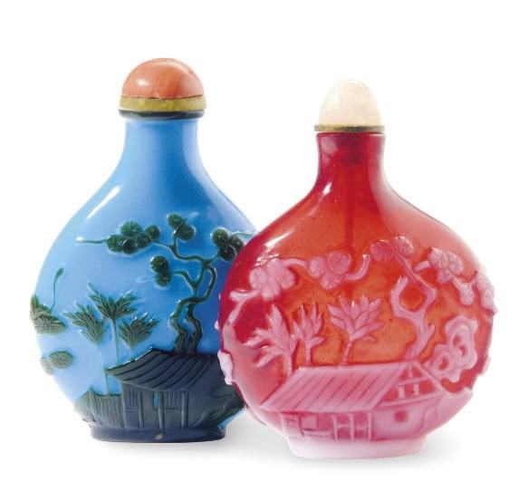 A CHINESE GREEN-OVERLAY BLUE GLASS SNUFF BOTTLE AND A WHITE-OVERLAY RED GLASS SNUFF BOTTLE,**