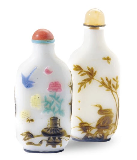 A CHINESE YELLOWISH-BROWN OVERLAY WHITE GLASS SNUFF BOTTLE AND A MULTI-COLOR OVERLAY WHITE GLASS SNUFF BOTTLE,**