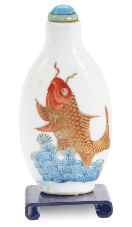A CHINESE FAMILLE ROSE PORCELAIN SNUFF BOTTLE,