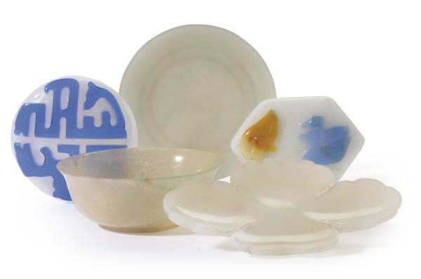 A GROUP OF CHINESE SNUFF DISHES AND A BOWL,