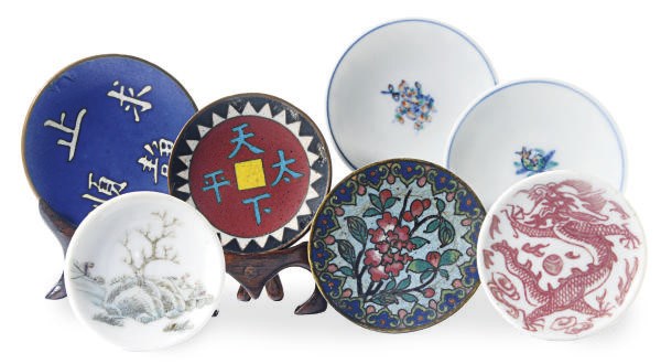 A GROUP OF SEVEN CHINESE SNUFF DISHES,