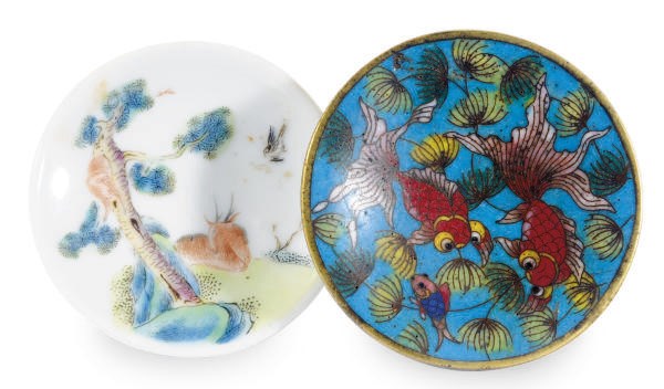 A CHINESE CLOISONNE ENAMEL SNUFF PLATE AND AN ENAMELED PORCELAIN SNUFF PLATE,