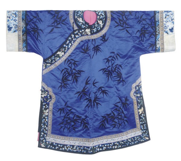 AN EMBROIDERED BLUE SILK WOMAN'S INFORMAL COAT