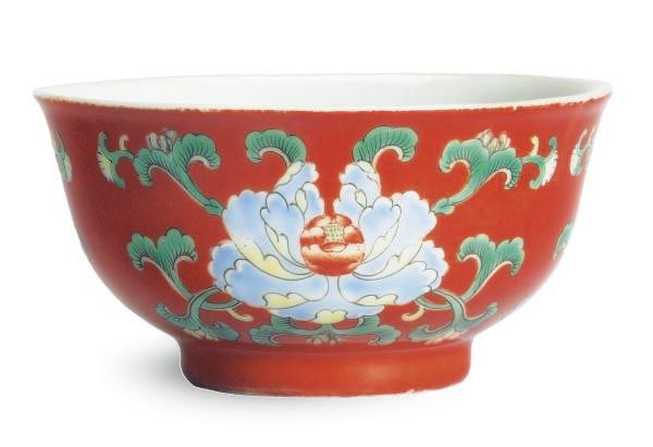 A SMALL CHINESE PORCELAIN FAMILLE ROSE-DECORATED CORAL-GROUND BOWL,