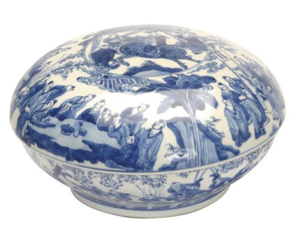 A CHINESE PORCELAIN BLUE AND WHITE CIRCULAR BOX AND A COVER,