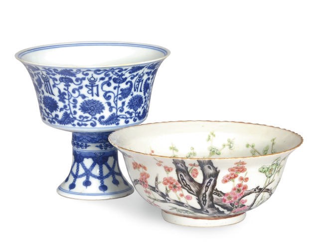 A CHINESE PORCELAIN BLUE AND WHITE STEM BOWL AND A FAMILLE ROSE BOWL WITH EVERTED SCALLOPED RIM,