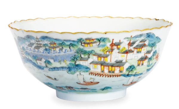 A CHINESE PORCELAIN FAMILLE VERT BOWL WITH SCALLOPED RIM,
