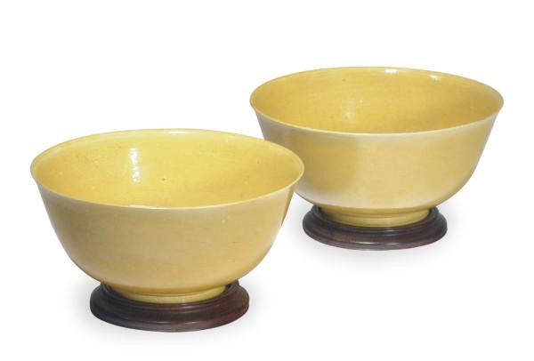 A PAIR OF CHINESE PORCELAIN YELLOW GROUND BOWLS,