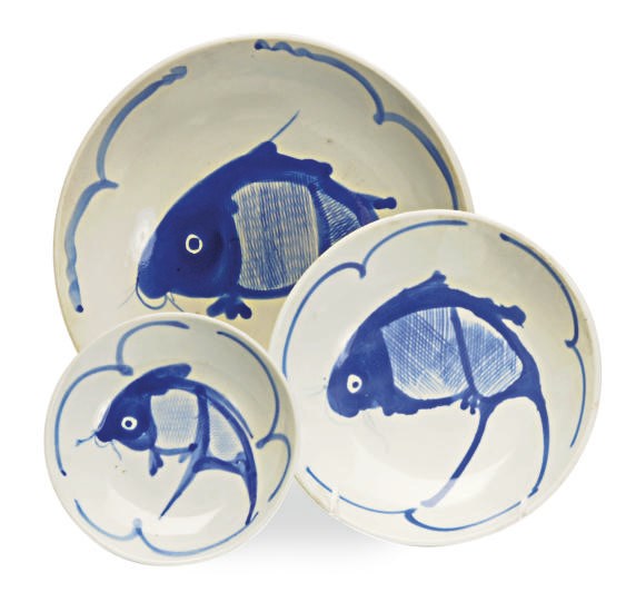 A SET OF CHINESE PORCELAIN DISHES,