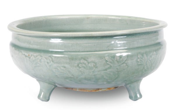 A LARGE CHINESE LONGQUAN CELEDON PORCELAIN TRIPOD CENSER CARVED WITH PEONY,