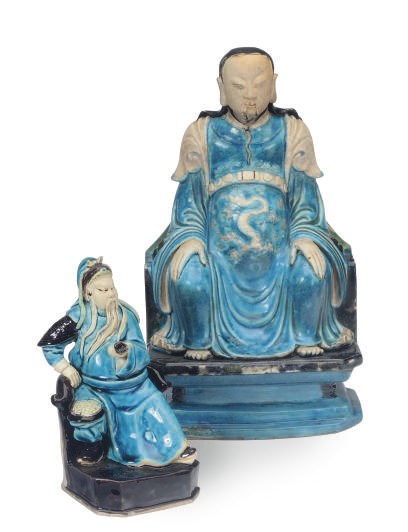 A CHINESE TURQUOISE AND AUBERGINE GLAZED FAHUA FIGURE OF A SEATED IMMORTAL AND A SMALLER SIMILAR EXAMPLE,