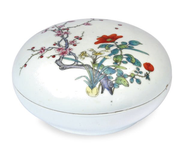 A CHINESE PORCELAIN FAMILLE ROSE CIRCULAR BOX AND COVER,