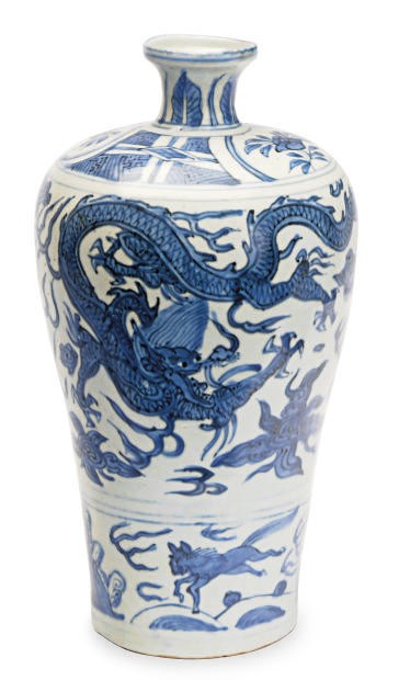 A CHINESE PORCELAIN BLUE AND WHITE MEIPING VASE,