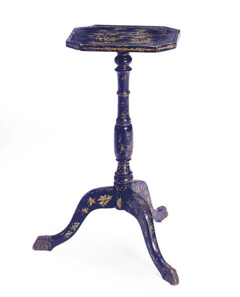 A CHINESE EXPORT BLACK AND GILT-LACQUER TRIPOD TABLE,