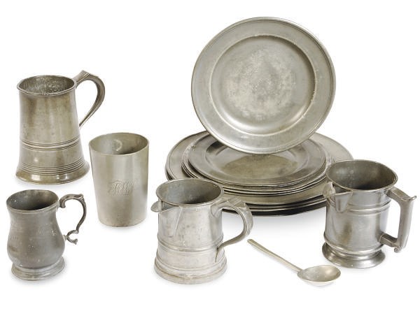 A GROUP OF PEWTER PLATES AND TANKARDS,