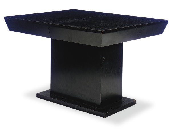 AN EBONIZED OAK EXTENDING DINING TABLE,