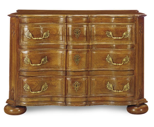 AN OAK SERPENTINE COMMODE,