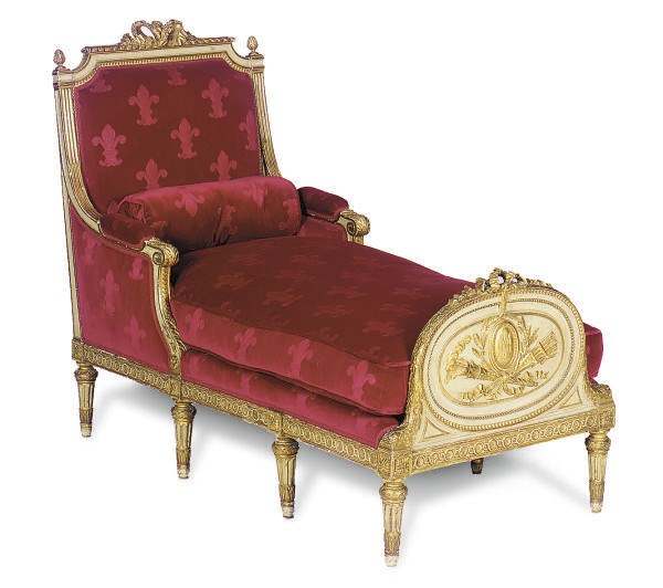 A CREAM-PAINTED AND PARCEL-GILT CHAISE LONGUE,