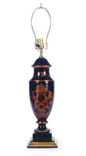 A GILT-DECORATED BLACK GROUND TABLE LAMP,