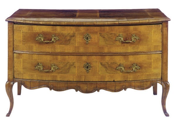 A GERMAN WALNUT COMMODE,