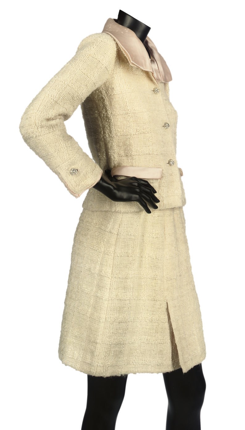 CHANEL COUTURE
A CREAM AND SHELL PINK BOUCLÉ SUIT