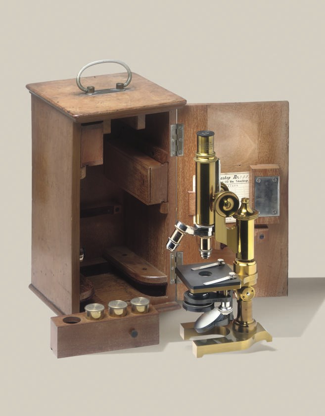 Monocular microscope with fine lacquer