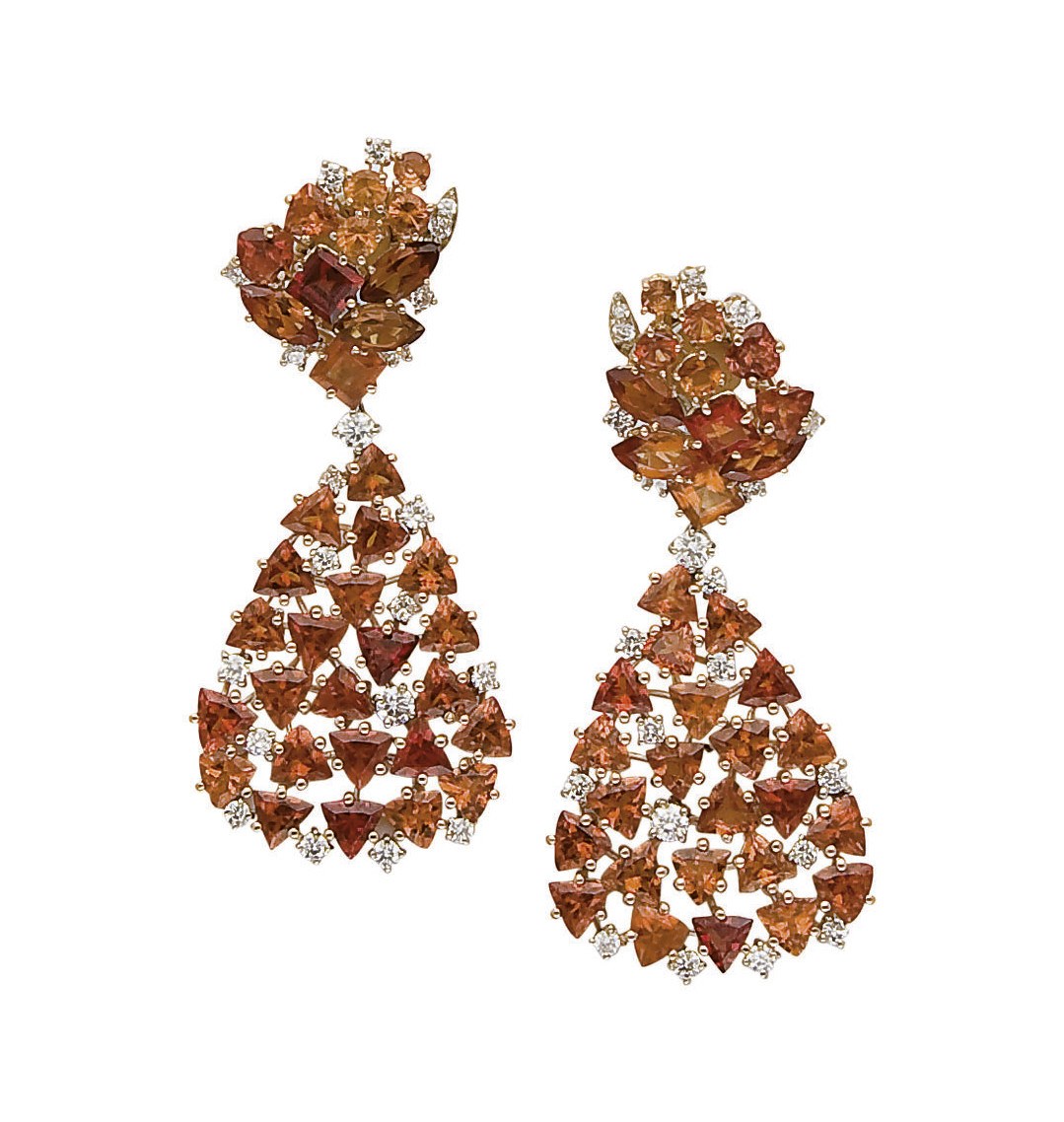 PAIRE DE PENDANTS D'OREILLES GRENATS ET DIAMANTS