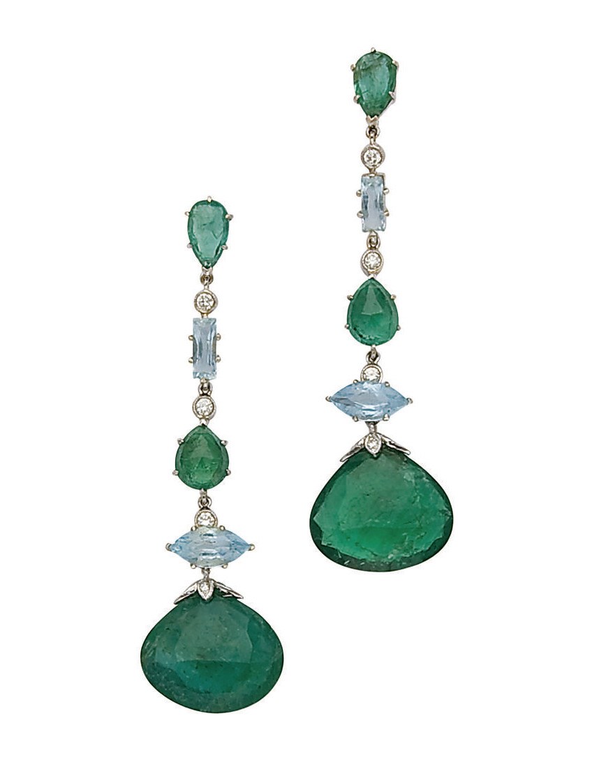 PAIRE DE PENDANTS D'OREILLES AIGUES-MARINES, EMERAUDES ET DIAMANTS