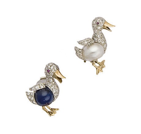 PAIRE DE BROCHES PERLE DE CULTURE, SAPHIR, RUBIS ET DIAMANTS