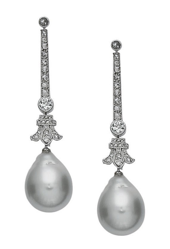 PAIRE DE PENDANTS D'OREILLES PERLES DE CULTURE ET DIAMANTS