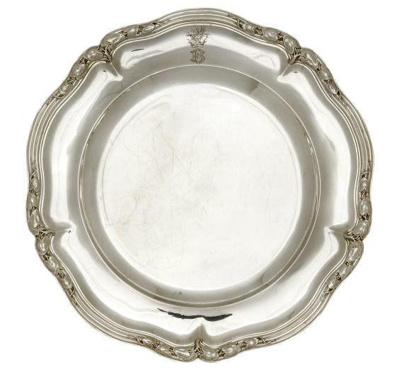 AN EARLY VICTORIAN SILVER DINNER PLATE