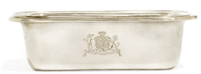 A WILLIAM IV SILVER PIE DISH WITH DETACHABLE LINER