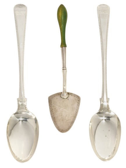 A GEORGE III SILVER BUTTER SPADE WITH GREEN-STAINED IVORY BALUSTER HANDLE