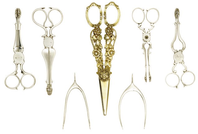 A PAIR OF GEORGE IV SILVER GRAPE SCISSORS