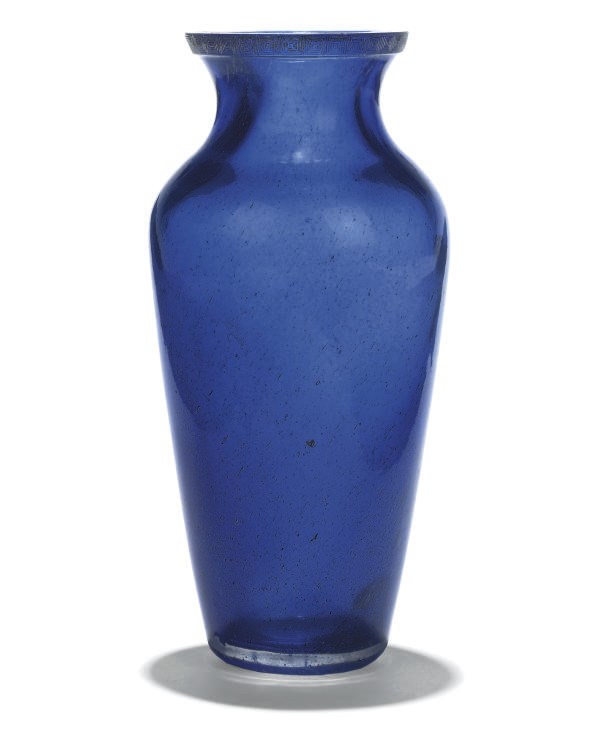 A CHINESE TRANSLUSCENT BLUE GLASS VASE