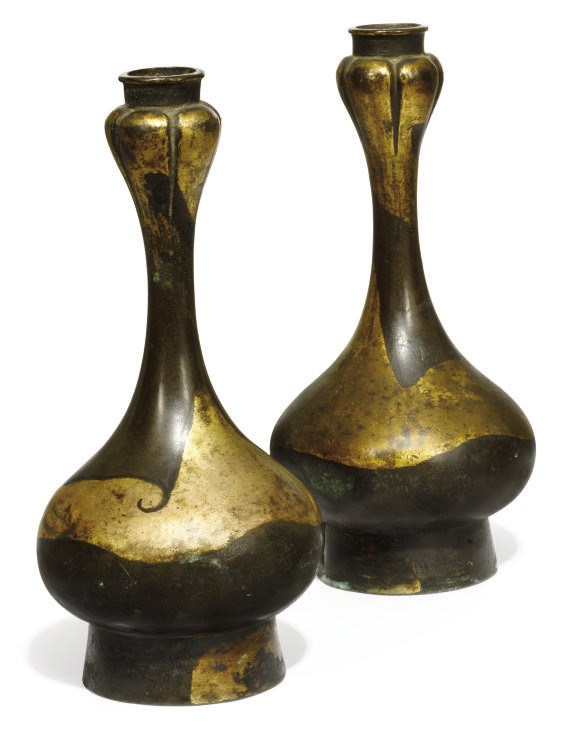 A PAIR OF CHINESE PARCEL GILT BRONZE GARLIC NECKED VASES