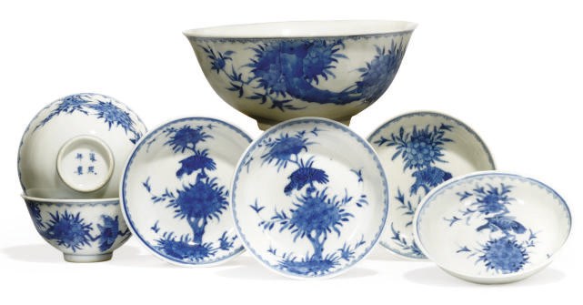 A SMALL COLLECTION OF CHINESE BLUE AND WHITE DISHES