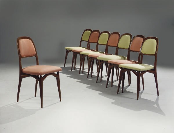 SUITE DE HUIT CHAISES