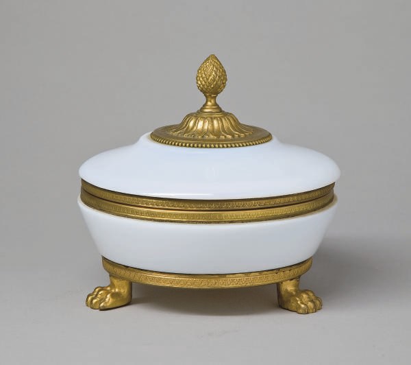 COUPE ET SON COUVERCLE EN "CRISTAL D'OPALE SAVONNEUX" A MONTURE EN BRONZE DORE