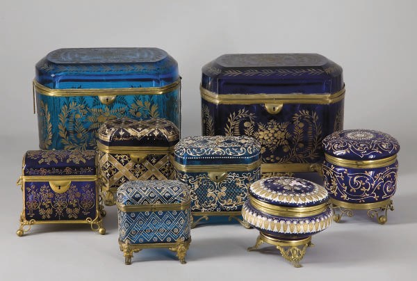HUIT COFFRETS ET LEUR COUVERCLE EN VERRE BLEU A MONTURE EN METAL DORE
