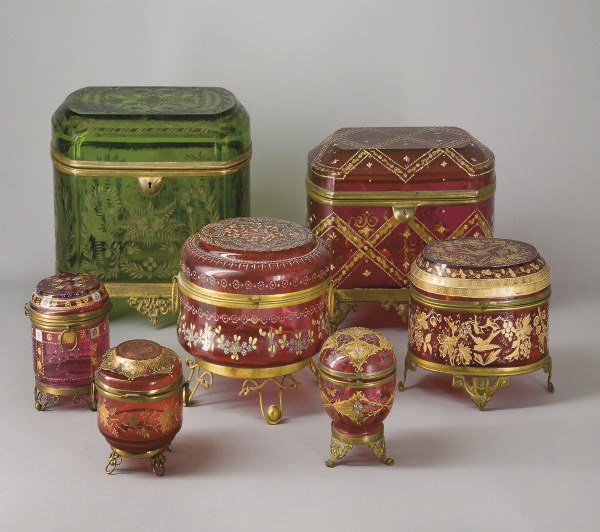 SIX COFFRETS ET LEUR COUVERCLE EN VERRE ROUGE ET UN COFFRET ET SON COUVERCLE EN VERRE VERT A MONTURE EN METAL DORE