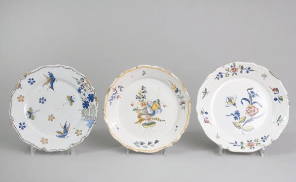 TROIS ASSIETTES EN FAIENCE FRANCAISE DU XVIIIEME SIECLE