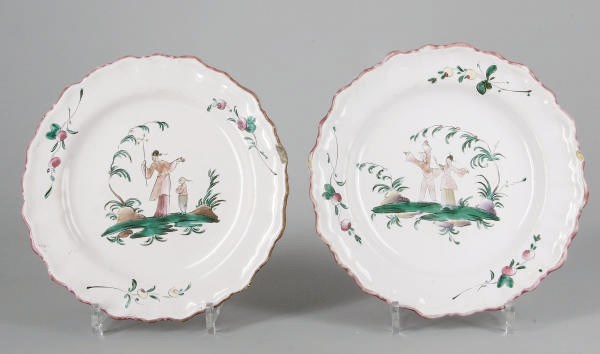 DEUX ASSIETTES EN FAIENCE FRANCAISE (MOUSTIERS, FERRAT) DU XVIIIEME SIECLE