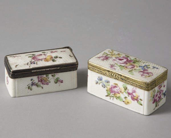 DEUX BOITES A PRISER ET LEUR COUVERCLE EN PORCELAINE TENDRE DE MENNECY DU XVIIIEME SIECLE, UNE A MONTURE EN ARGENT DU XVIIIEME SIECLE, L'AUTRE A MONTURE EN METAL DORE