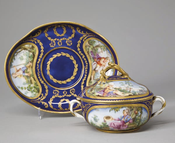 "ECUELLE RONDE", SON COUVERCLE ET SON "PLATEAU OVALE" EN PORCELAINE TENDRE DE SEVRES DU XVIIIEME SIECLE