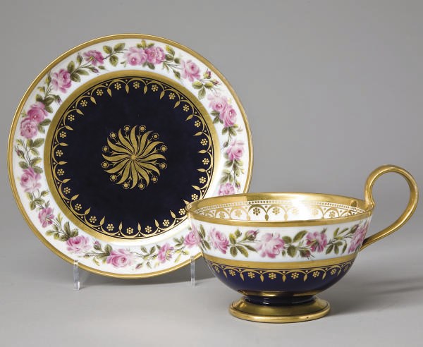 GRANDE TASSE A THE ET SA SOUS-TASSE EN PORCELAINE DE SEVRES DU DEBUT DU XIXEME SIECLE